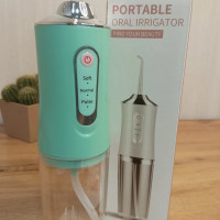 Портативний іригатор для догляду за зубами та ротовою порожниною